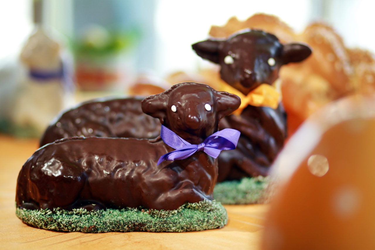 Osterlämmer mit Schokolade überzogen