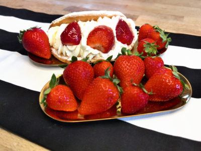 Biskuitomlette mit frischen Erdbeeren